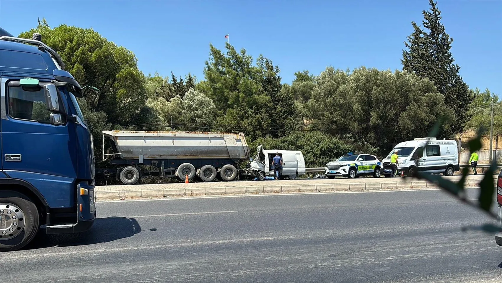 İzmir'de Öğle Saatlerinde Feci Kaza Minibüs TIR'a Arkadan Çarptı, Sürücü Hayatını Kaybetti