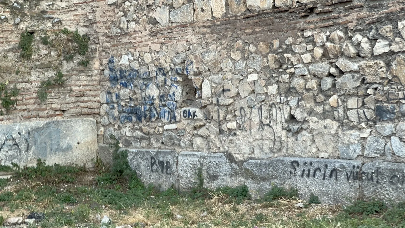 İznik’in tarihi surları sprey boyalarla hedef tahtası oldu