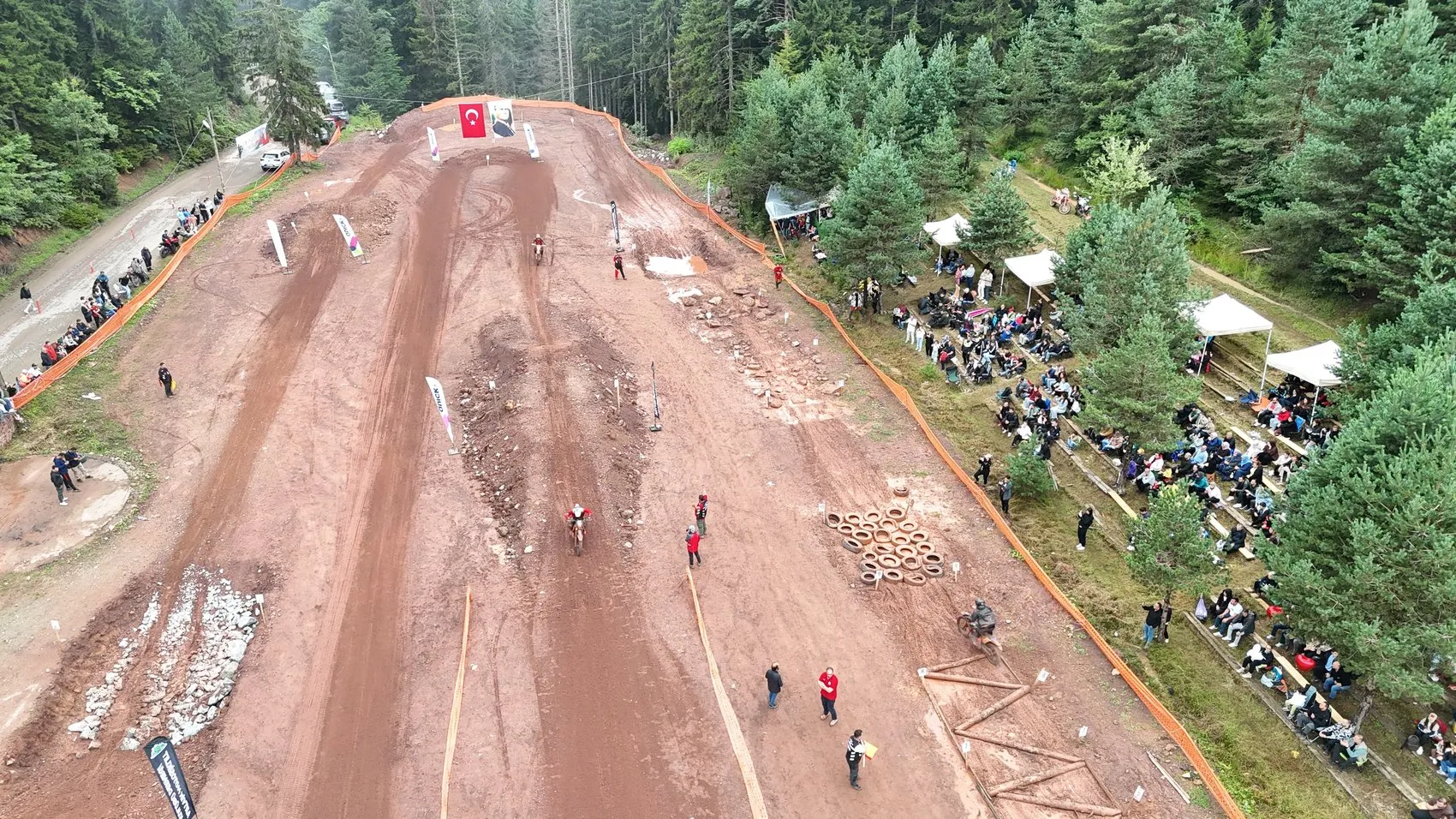 Artvin’in zirvesinde çamur ve adrenalin dolu enduro kapışması
