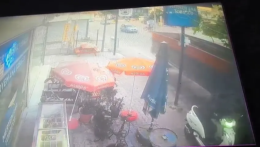 Traktörün römorku kopup kaldırımdakilere daldı, o anlar kamerada