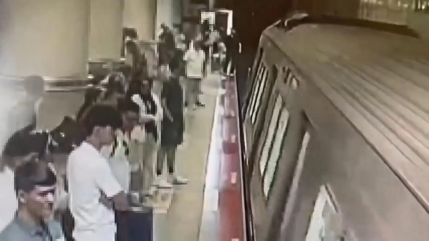 Metro beklerken raylara düşen görme engelli genç kurtarıldı