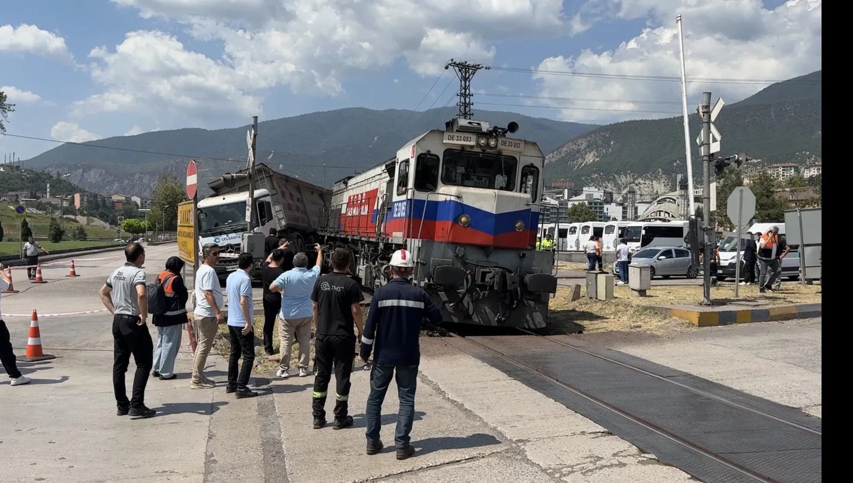 Karabük'te hemzemin geçit kazası Lokomotif ile TIR birbirine girdi