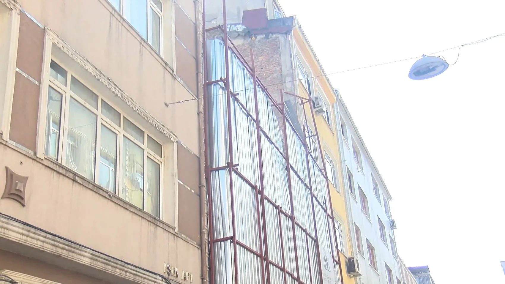 Fatih'te yıkım kepçesi çukura düştü 2 yaralı