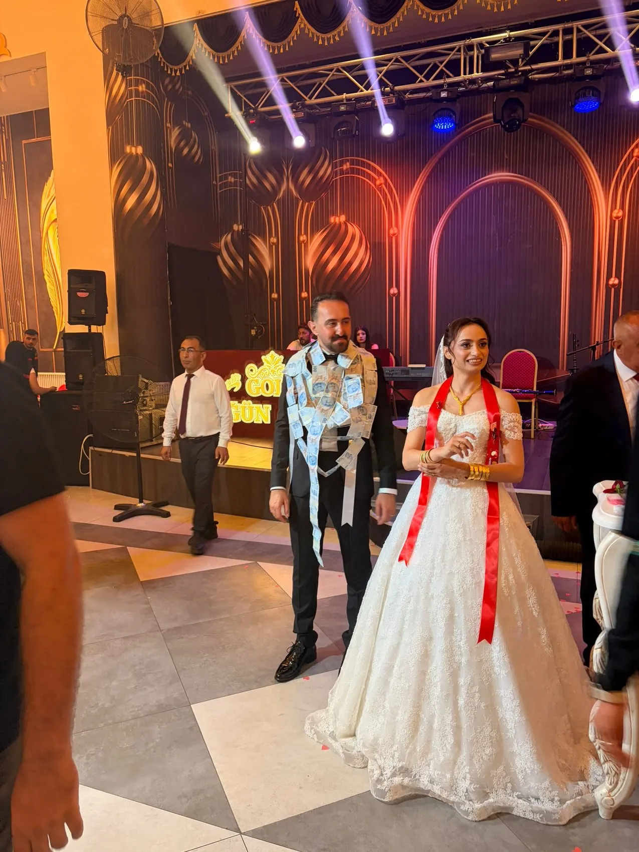 Nevşehirdeki düğünde damada hurda araba sürprizi