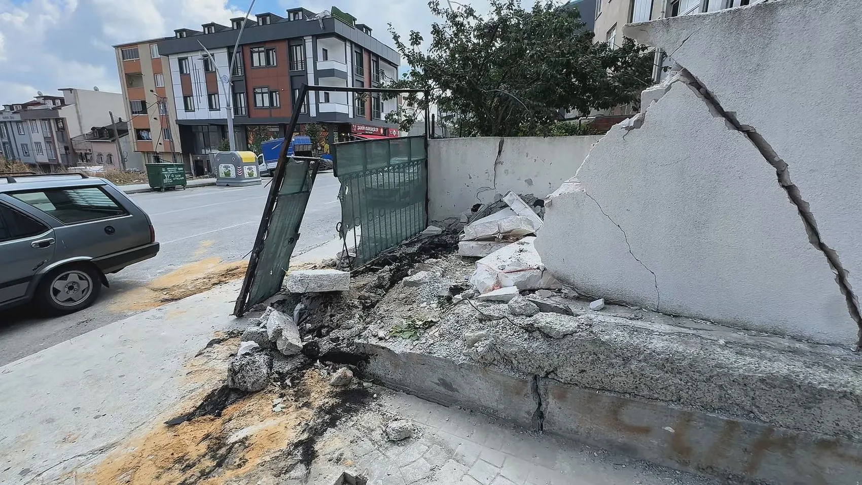 Arnavutköy'de korku dolu anlar: Servis minibüsü bahçeye daldı, mahalleli isyan etti