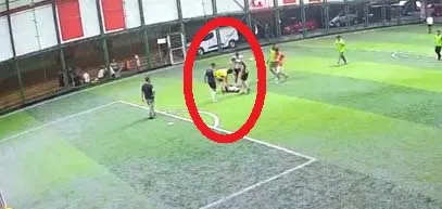 Avcılar'da genç futbolcu halı sahada hayatını kaybetti