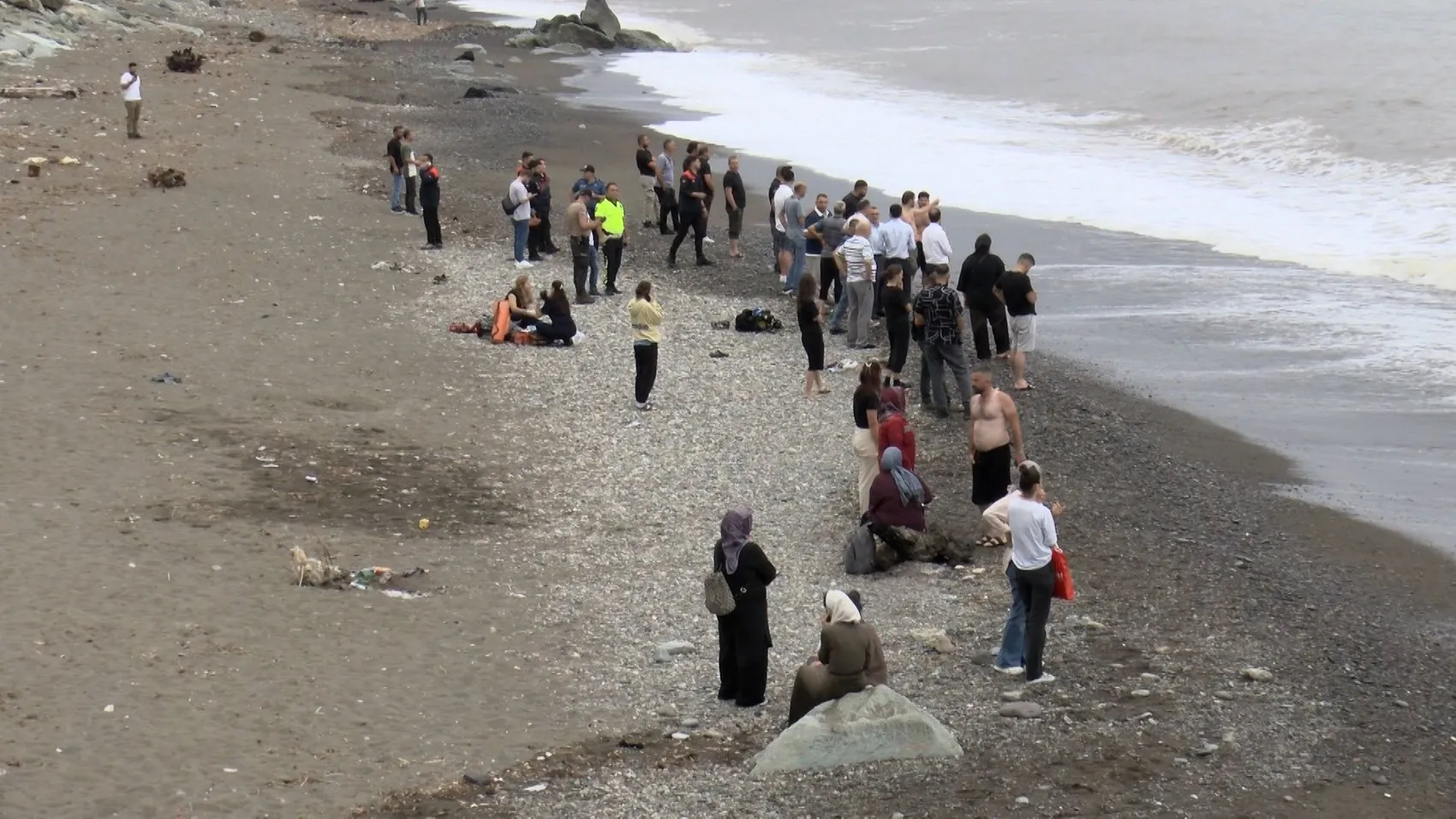 Rize'de iki kardeşi deniz dalgası ayırdı Biri öldü, diğeri aranıyor