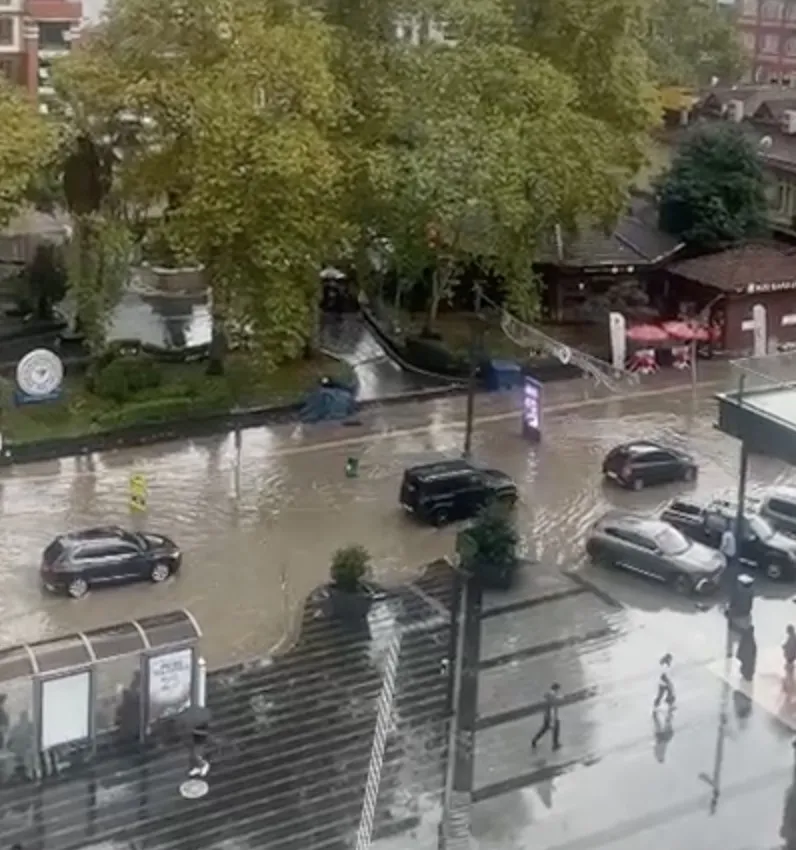Rize'de gökyüzü boşaldı: Şehir merkezi sular altında kaldı