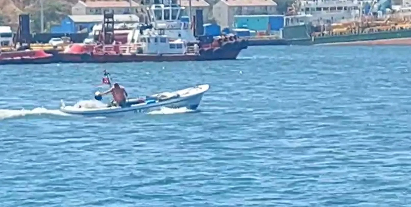 Bandırmalı balıkçıdan yavru yunusa can simidi
