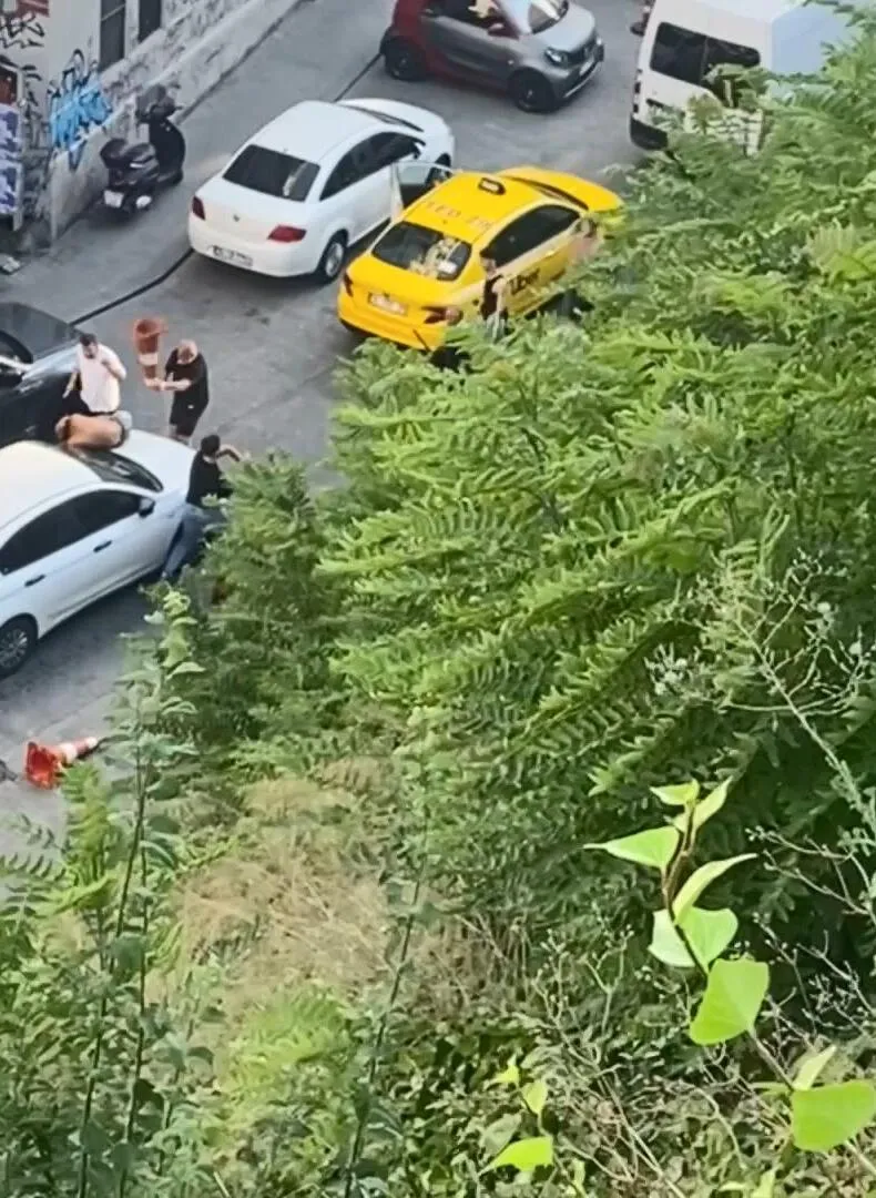 Beyoğlu'nda yarı çıplak saldırgan trafikte dehşet saçtı