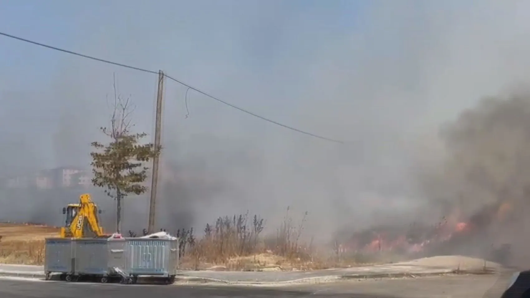Silivri’de otluk alanda çıkan yangın park halindeki aracı küle çevirdi