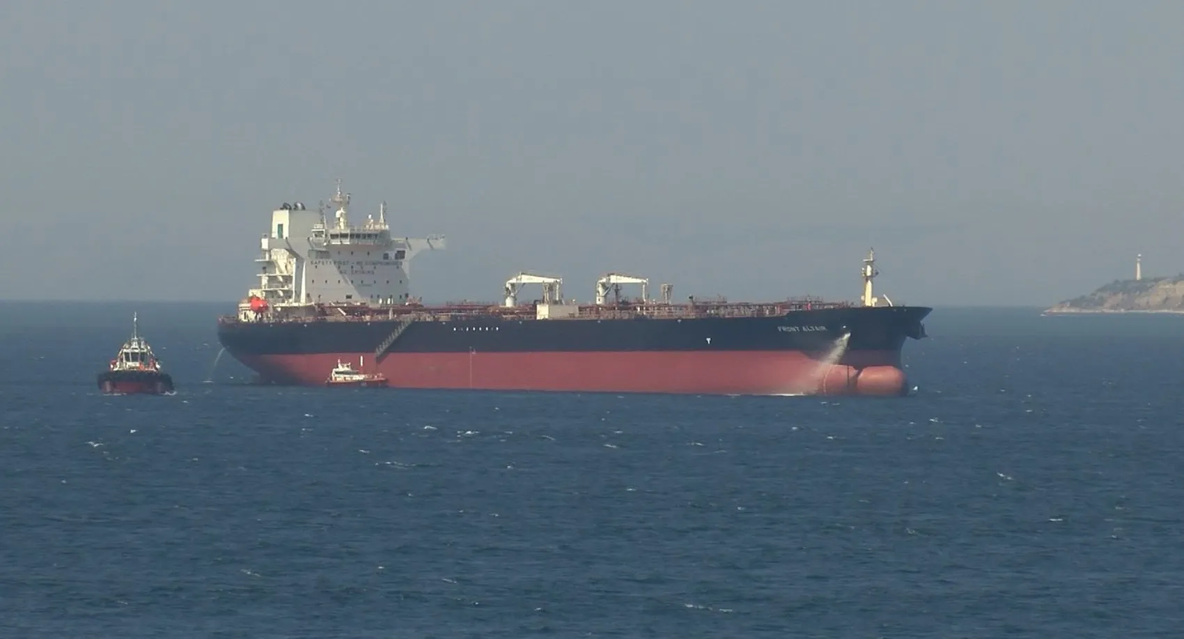 Boğaz’da dümeni kilitlenen dev tanker demir sahasına çekildi