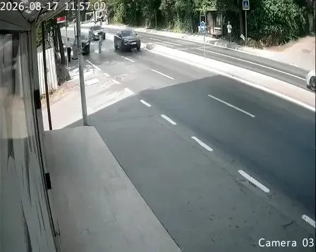 Kaldırımda yürüyen dede ve torununa çöp konteyneri çarptı