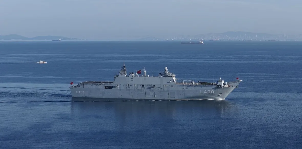 TCG Anadolu Yalova kıyılarında gövde gösterisi yaptı