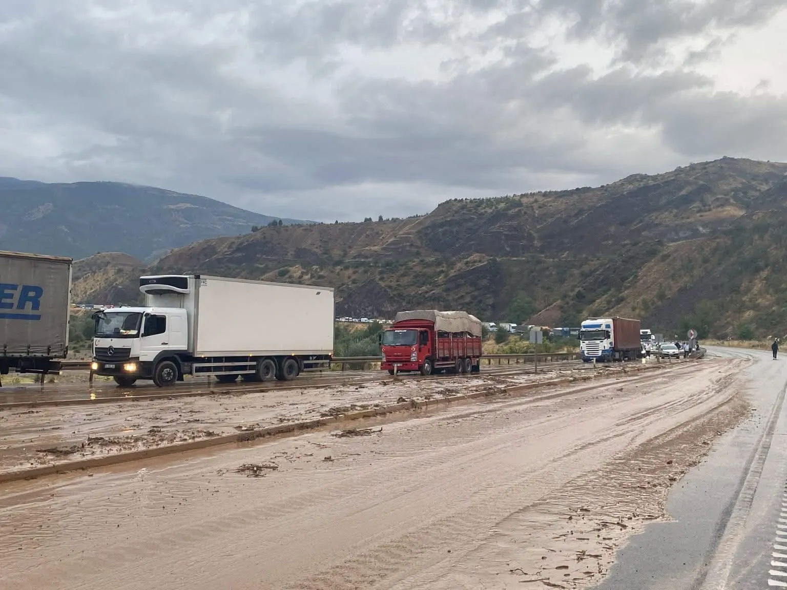 Sivas'ta sağanak yağış D-100 kara yolunu kilitledi