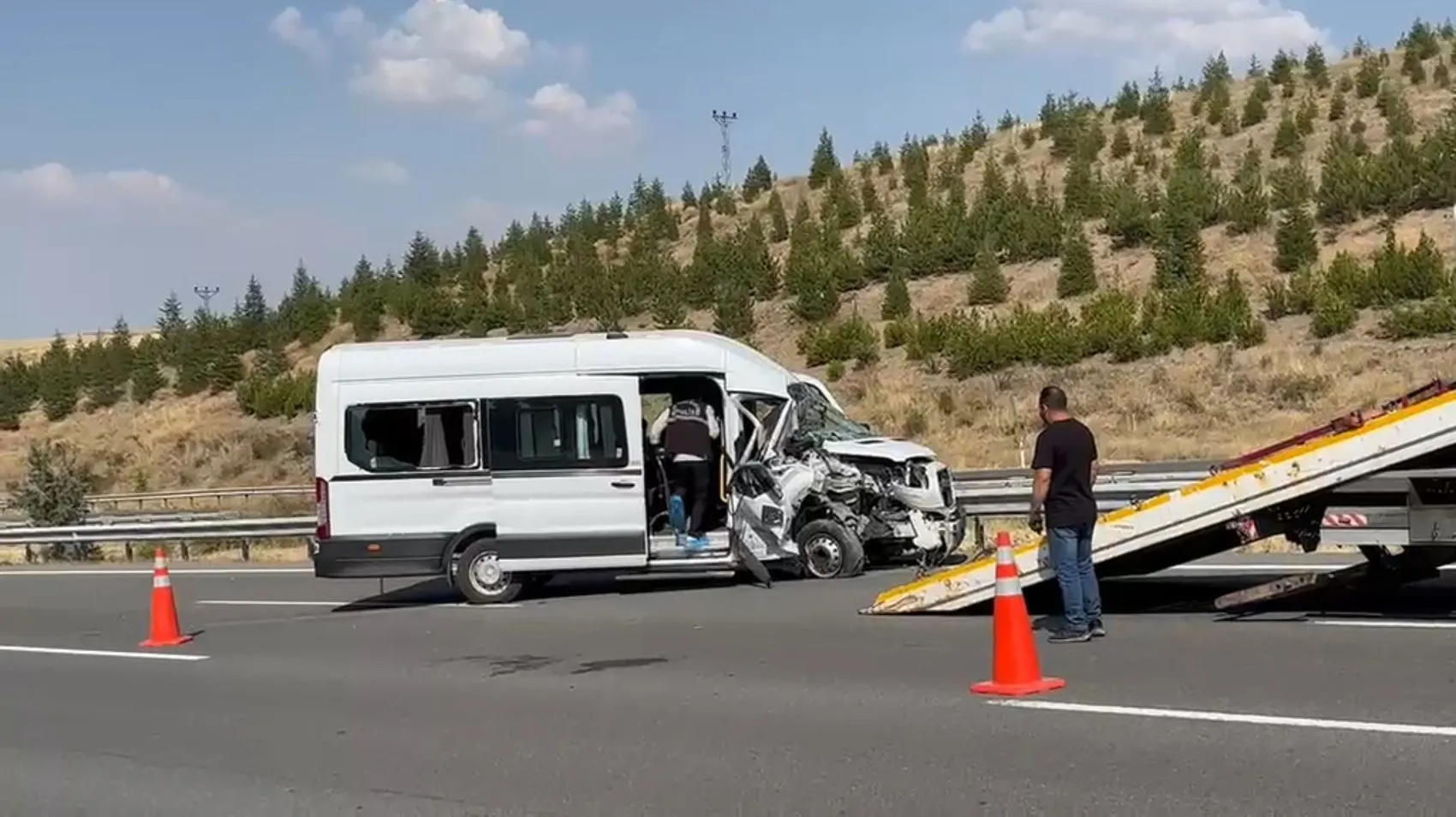 Ankara çevre yolunda servis minibüsü TIR'a çarptı