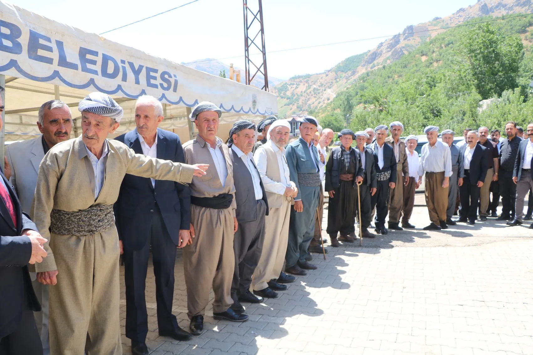 Şemdinli’de yürekleri yakan olay sonrası iki aile el sıkıştı