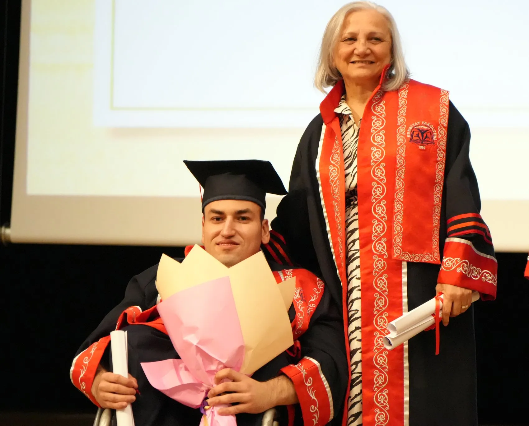Engelleri Ailesinin Desteğiyle Aştı ve Üniversite Diplomasını Aldı