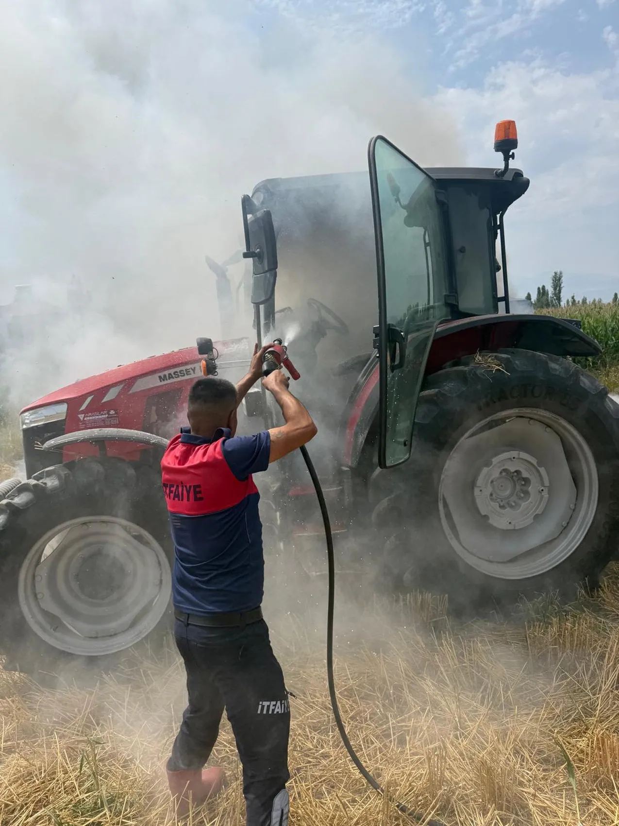 Iğdır’da çiftçinin traktörü tarlayı sürerken alevlere teslim oldu