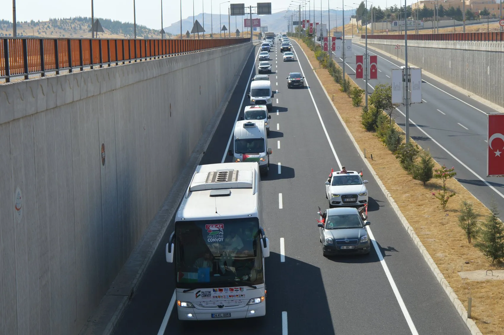 Filistin'e destek konvoyu sınır yolunda