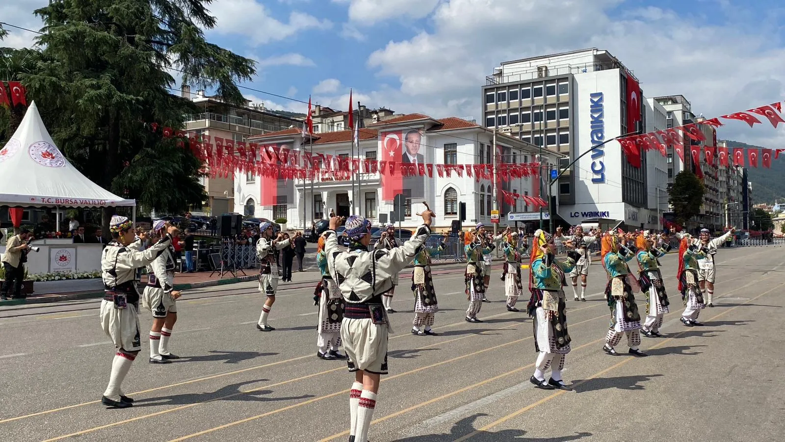 Bursa sokaklarında 30 Ağustos gururu: Zafer coşkusu Heykel'de zirveye ulaştı
