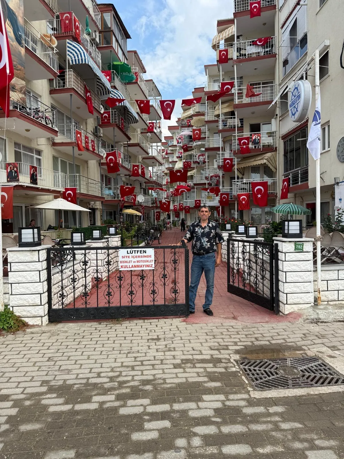 Gemlik'te bir site 30 Ağustos için kırmızı beyaza büründü