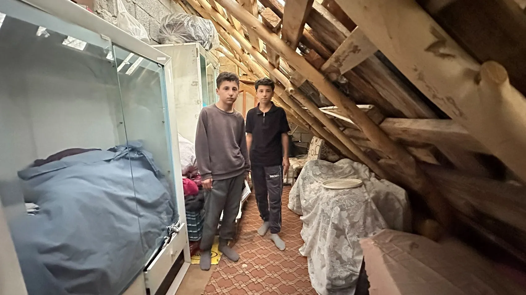 Hakkari'de yer minderiyle kazanılan fen lisesi başarısı, tek odalı evi şantiyeye çevirdi