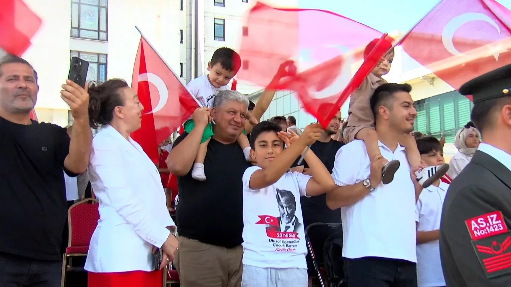 Vatan Caddesi'nde 30 Ağustos coşkusu: Miniklerden asker selamı, gazilerden vatan yemini