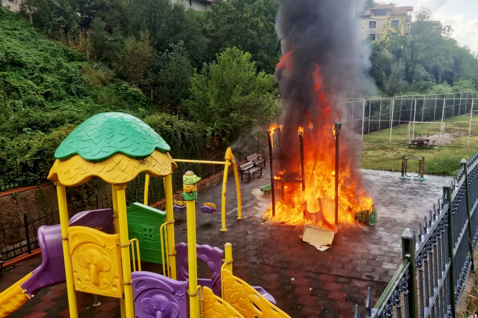 Zonguldak'ta çocukların 'üşüdük' bahanesiyle yaktığı kaydırak mahalleyi ayağa kaldırdı