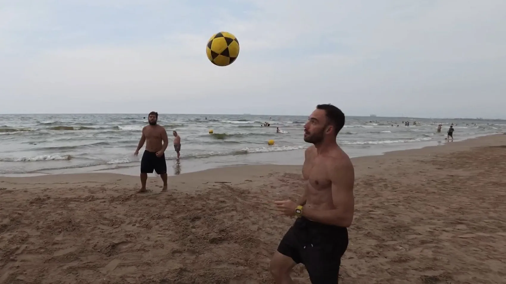 Valencia'da plajlar futbol coşkusuyla renklendi Kuralsız Sokaklar sahilde