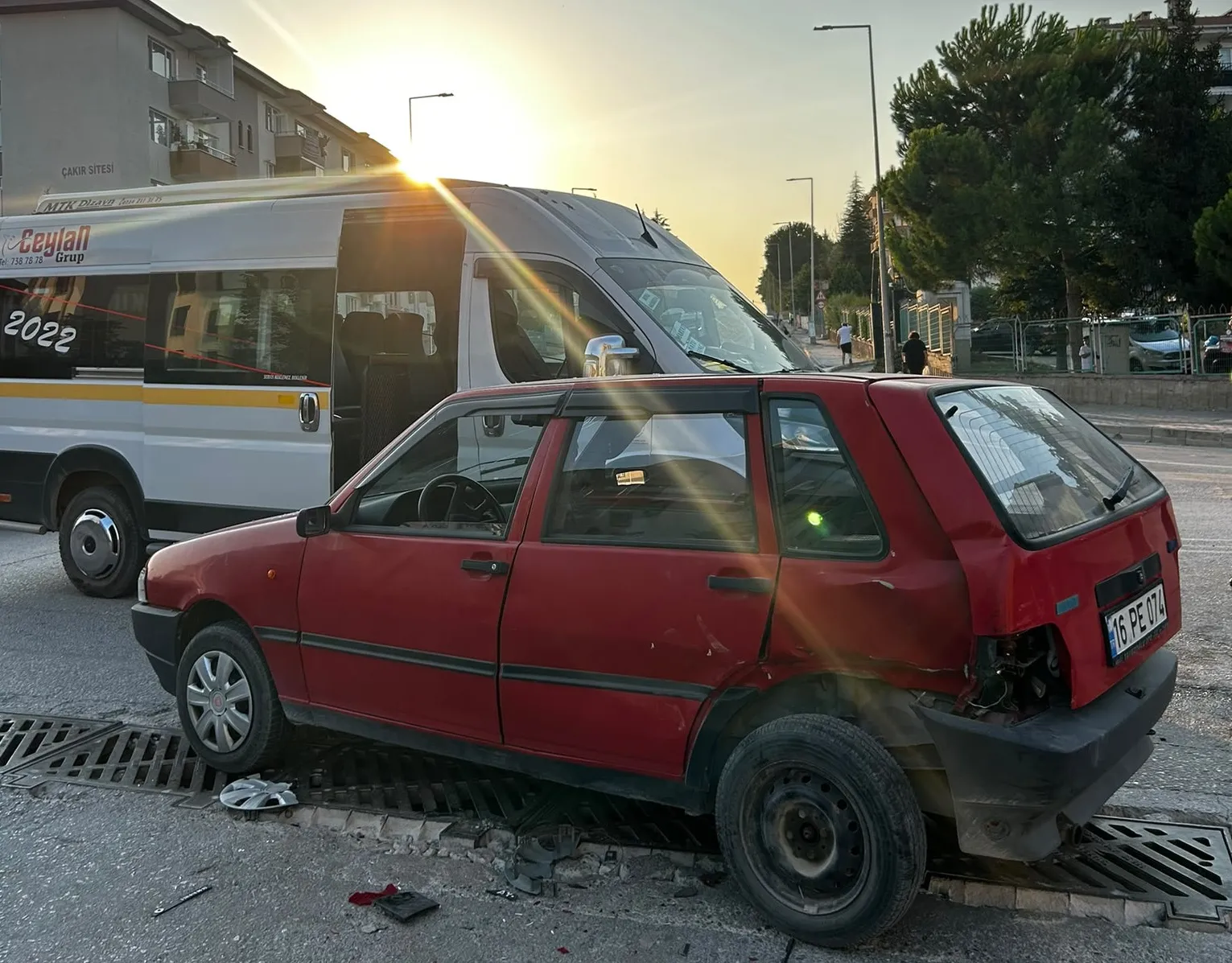 Kontrolsüz kavşakta üç aracın karıştığı kazada 4 yaralı
