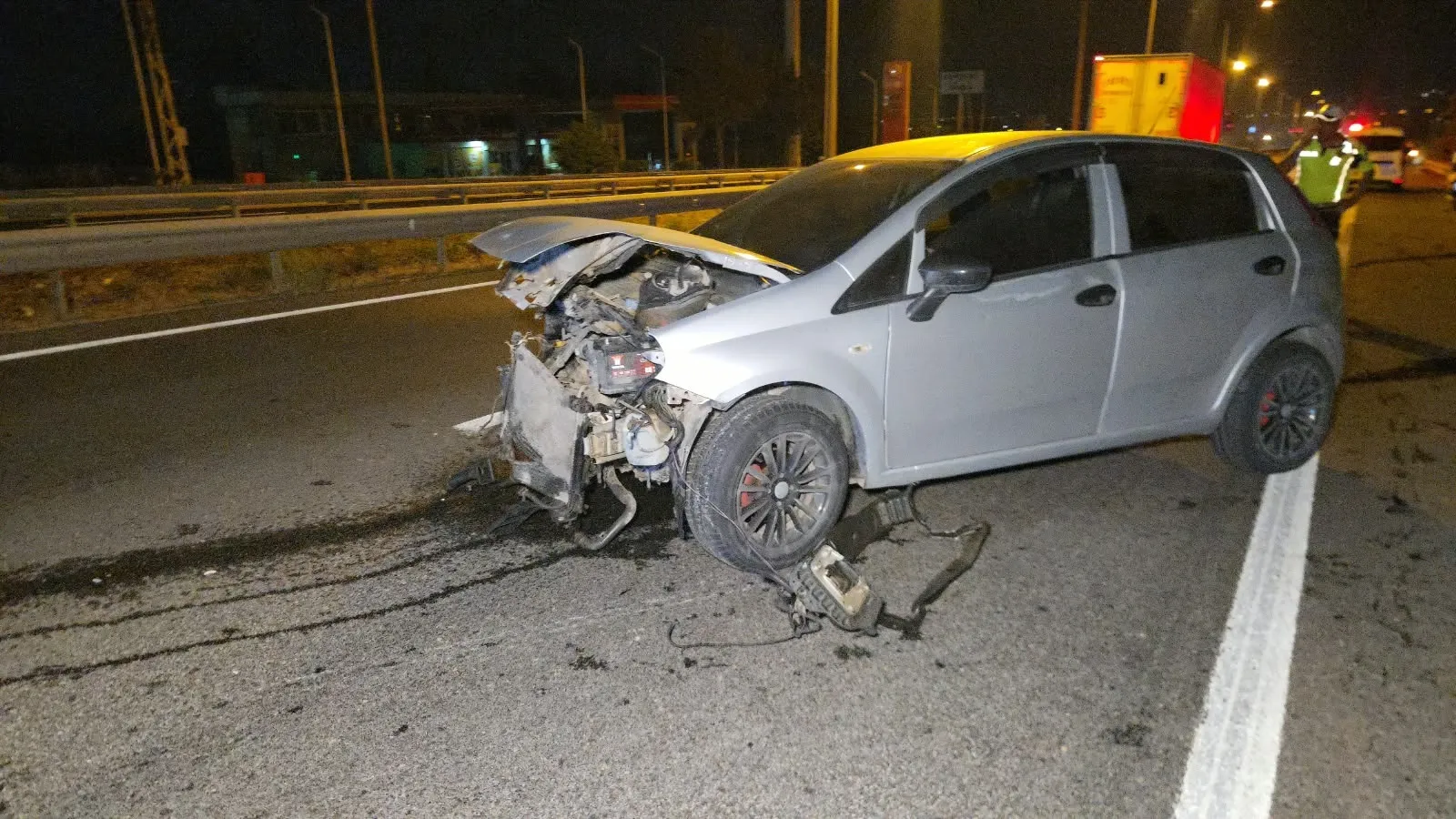 Orhangazi yolunda gece yarısı dehşeti: Bariyerlere çarpan araç hurdaya döndü