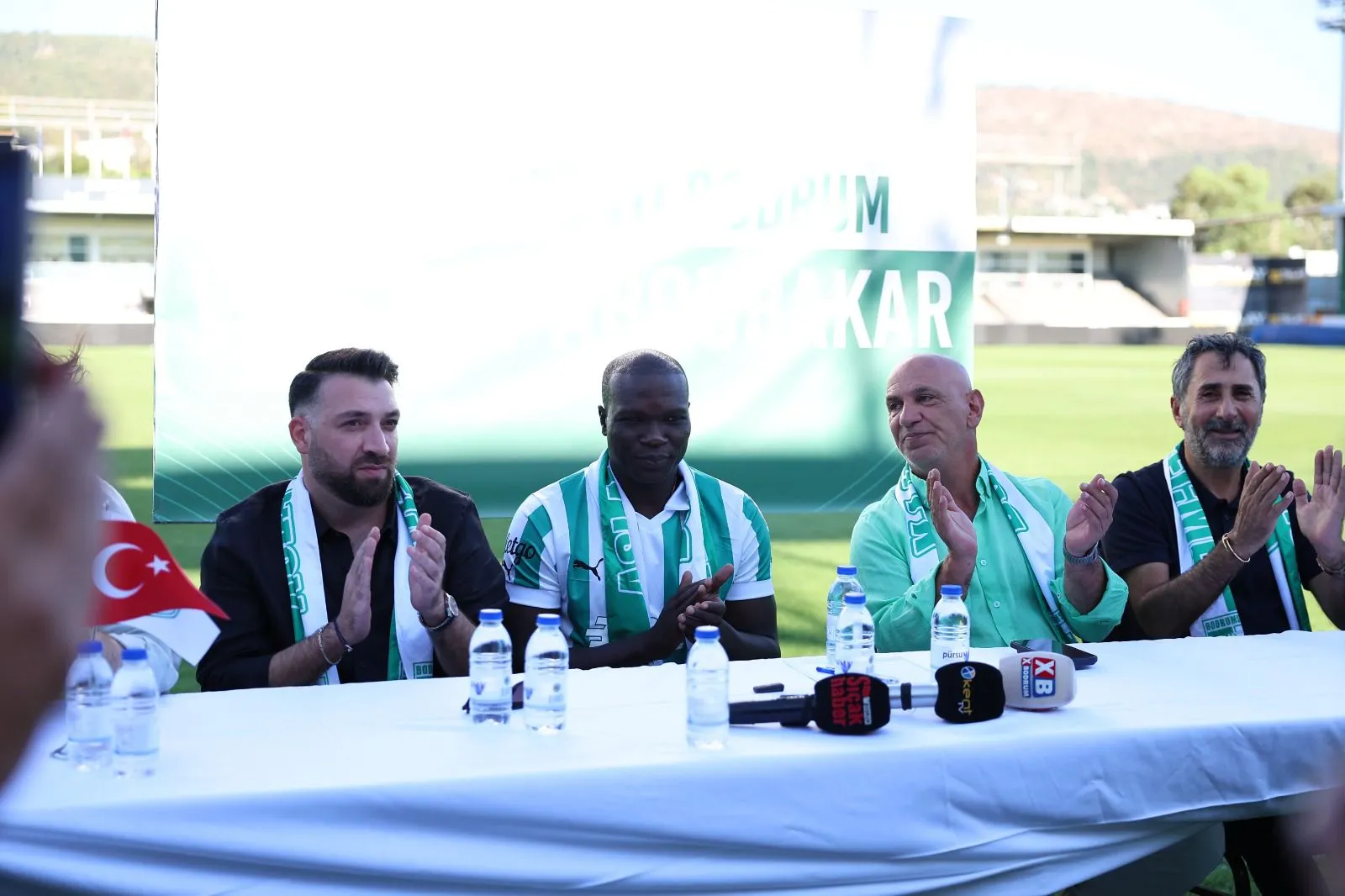 Bodrum FK’nın yeni golcüsü Aboubakar, tribünlerin önünde imzayı attı
