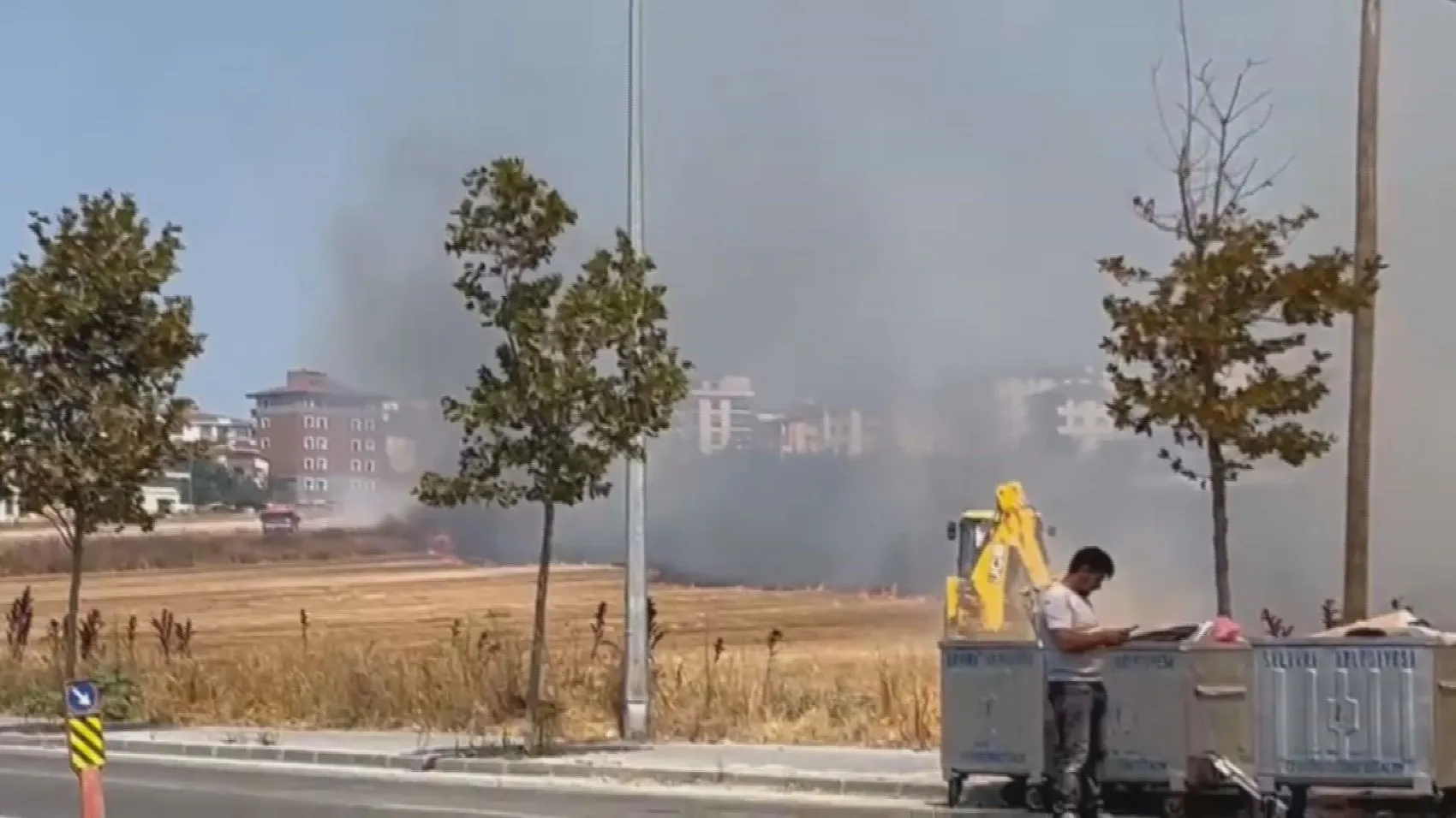 Silivri’de otluk alanda çıkan yangın park halindeki aracı küle çevirdi