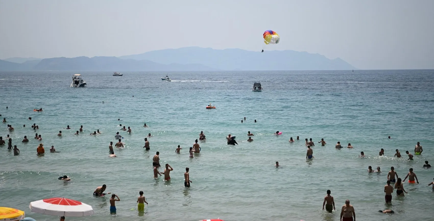 Kuşadası'nda termometreler 37'yi gösterdi, sahillerde yer kalmadı
