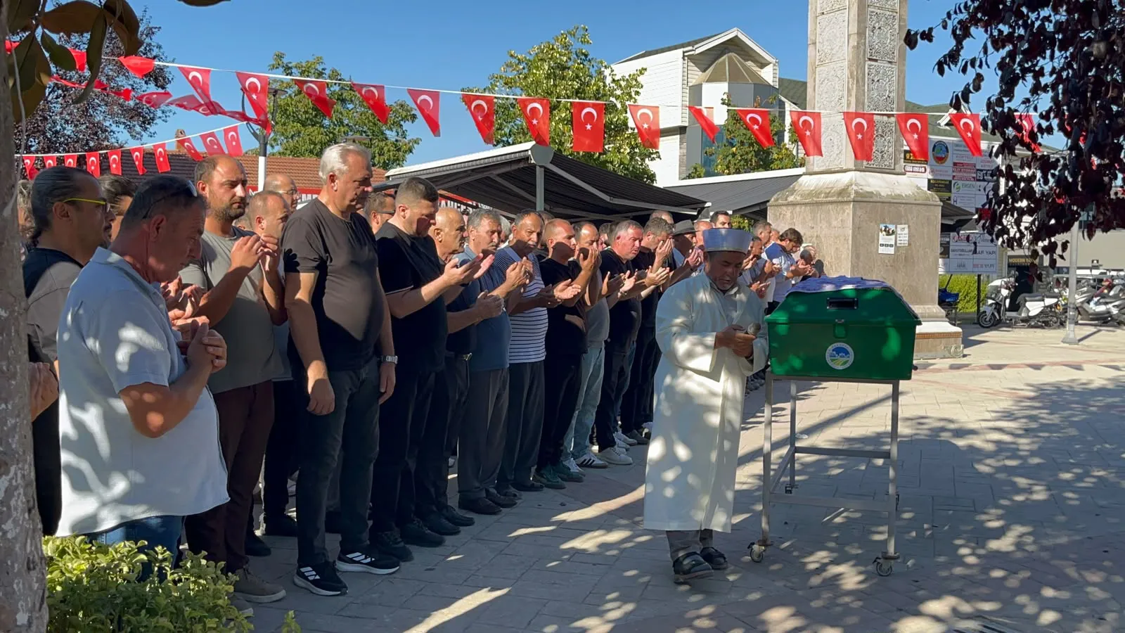 Serdivan’da üvey oğlunun vurduğu belediye çalışanı son yolculuğuna uğurlandı