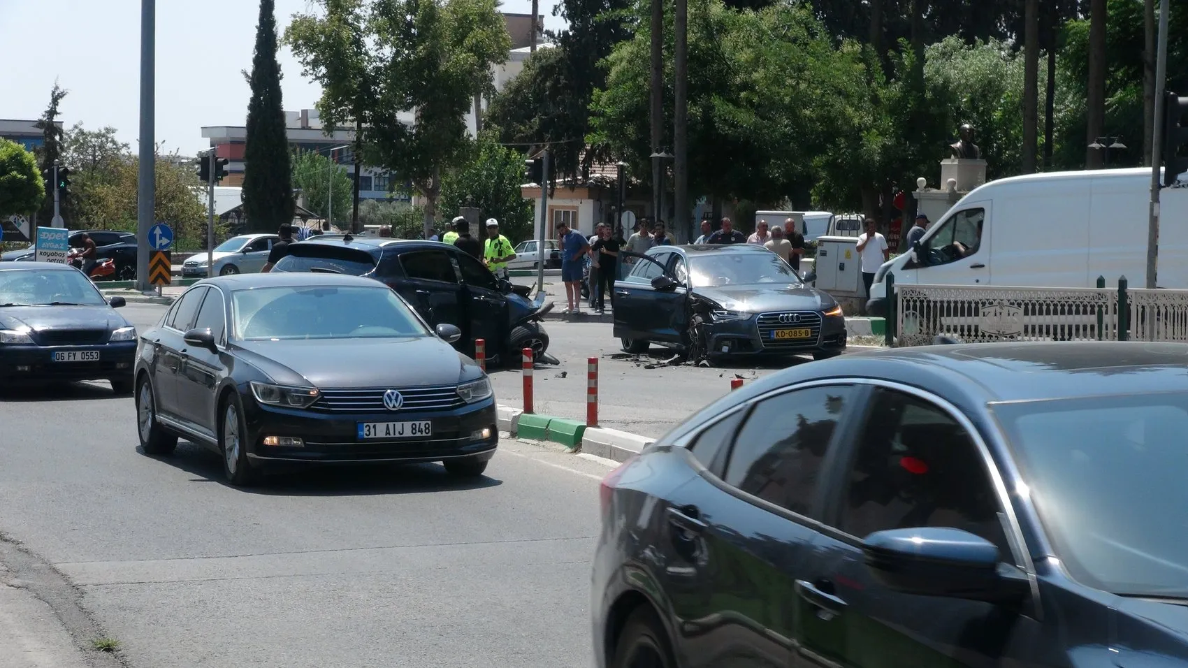 Kilis'te iki otomobil kavşakta çarpıştı 4 kişi hastanelik oldu