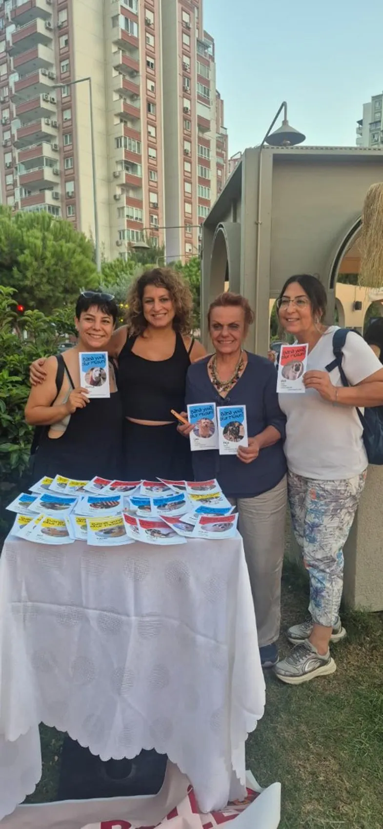 Müzikli etkinlikte patili dostlara 600 kilo mama toplandı