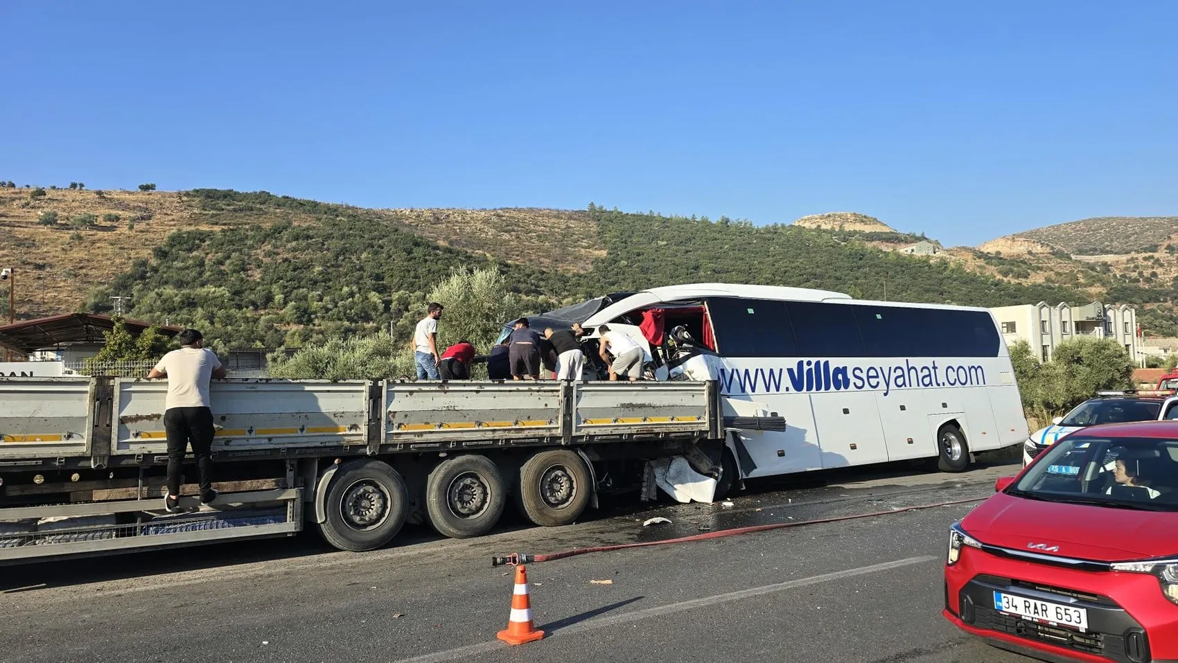 Milas yolunda can pazarı Tur otobüsü TIR’a çarptı