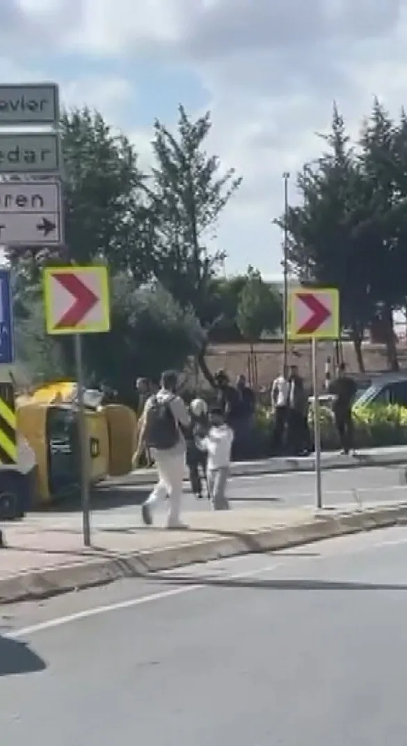 Güngören'de kaza anı Taksi devrildi, yolcu itfaiyenin müdahalesiyle kurtarıldı