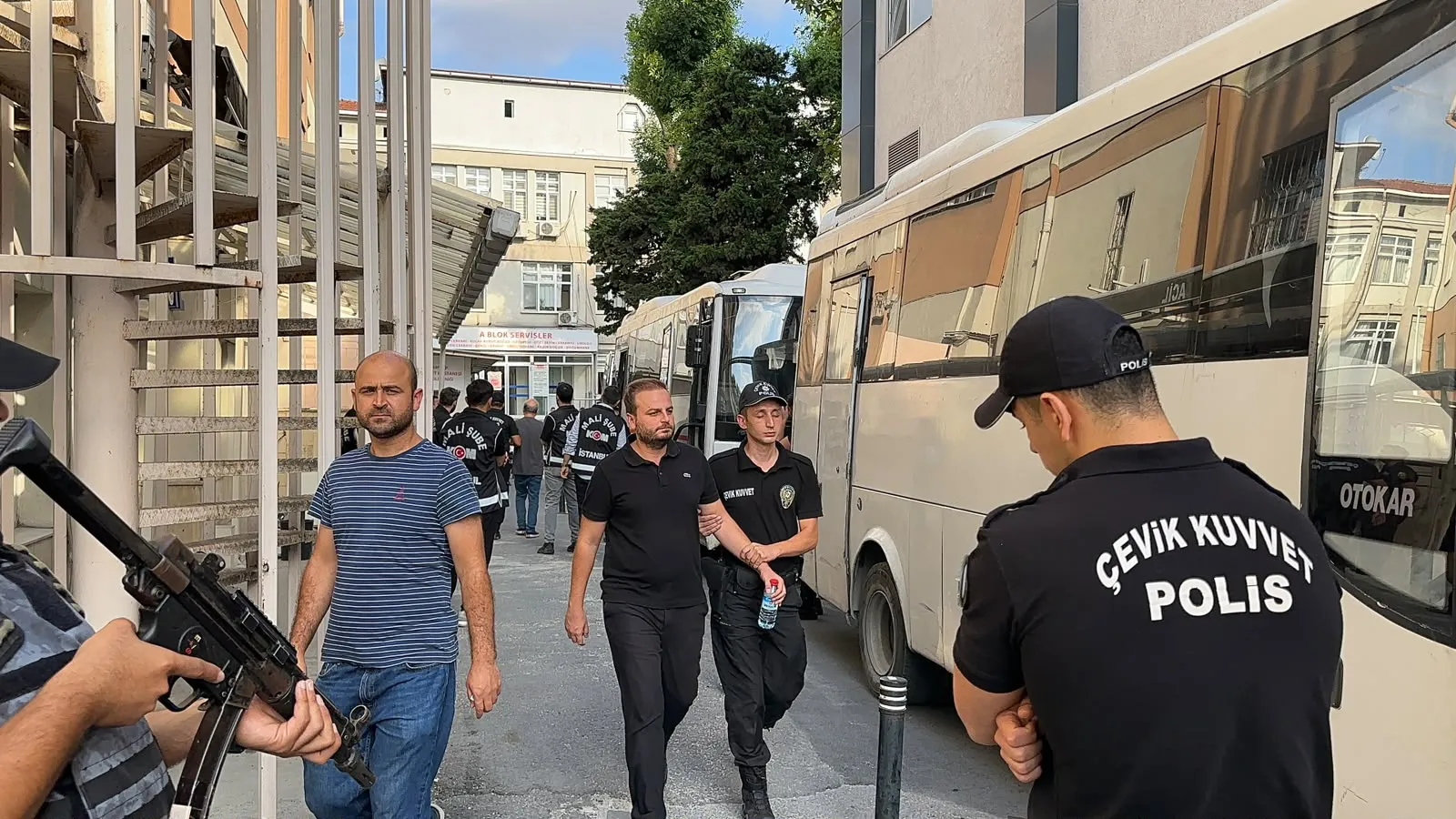 Kuşadası Belediyesi rüşvet operasyonunda 16 kişi adliyeye getirildi