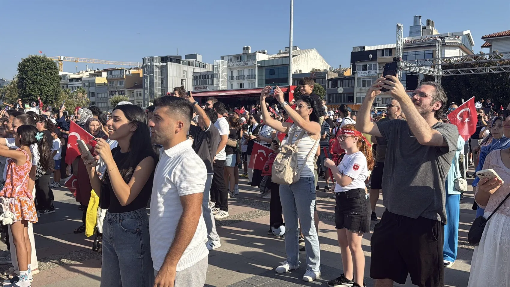 Türk Yıldızları Yalova semalarında Atatürk için kanat açtı