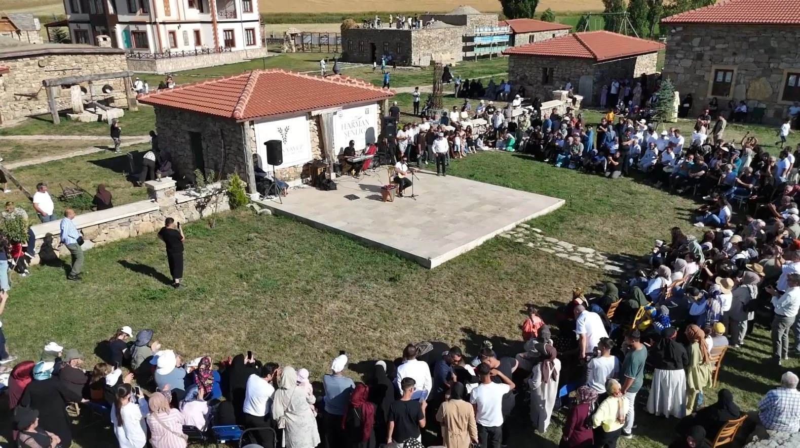 Bayburt’ta tırpanlı hasat mesaisi