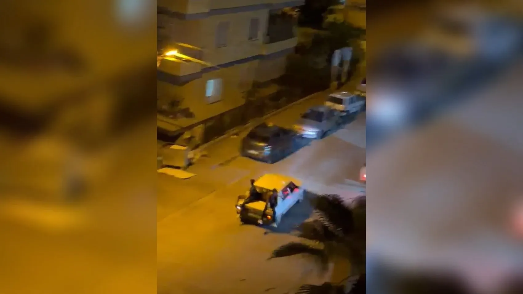Bagajda oturan genç yola düştü, son anda aracın altında kalmadı