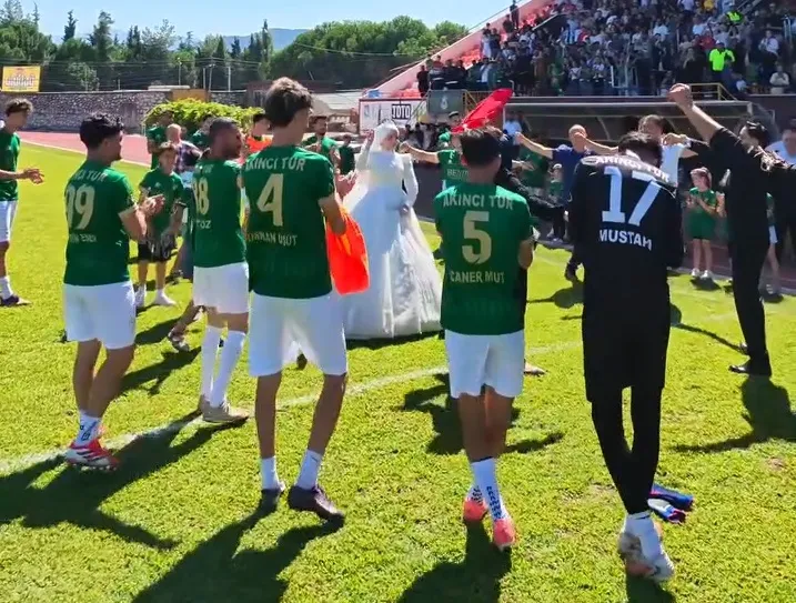 Gelinlikle tribünde maç izlediler, sahayı çiftetellile kapattılar