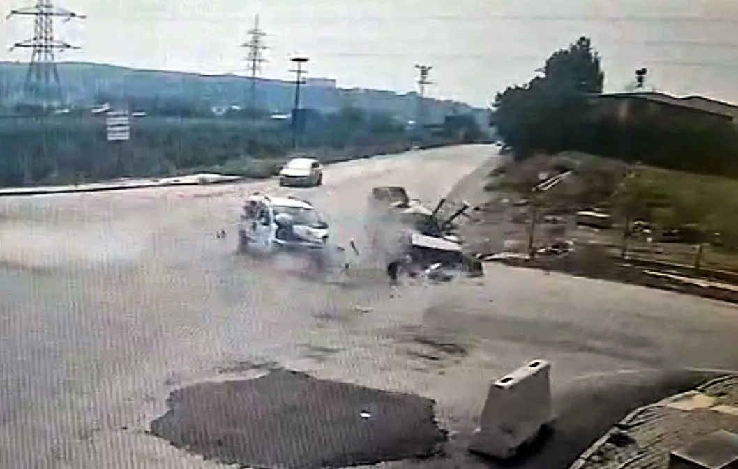 Kavşakta çarpıştılar, 2 kişi araçta sıkıştı