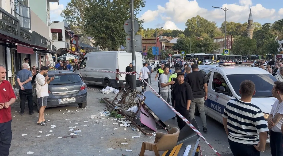 Beykoz'da dehşet anları: Kaldırımdaki yayaların arasına daldı