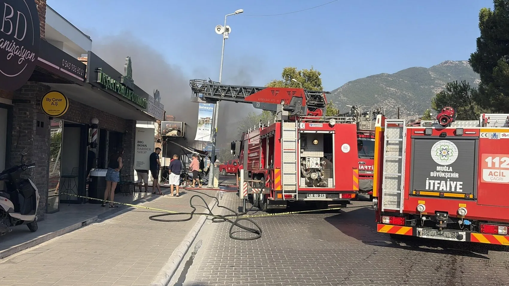 Fethiye’deki ayakkabı mağazasında yangın paniği