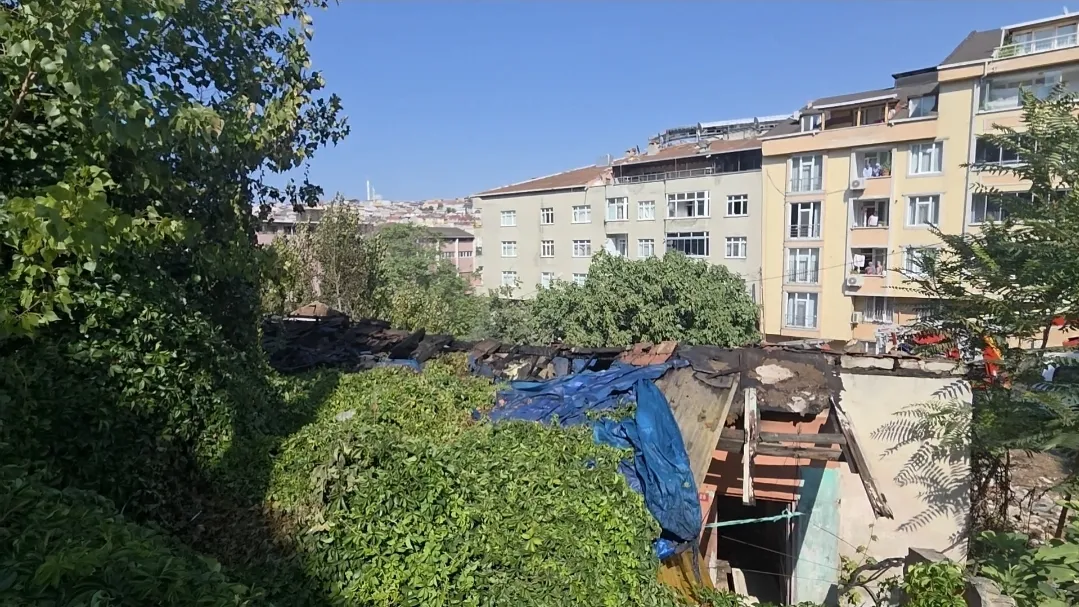 Gaziosmanpaşa’da boş gecekondular alevlere teslim oldu