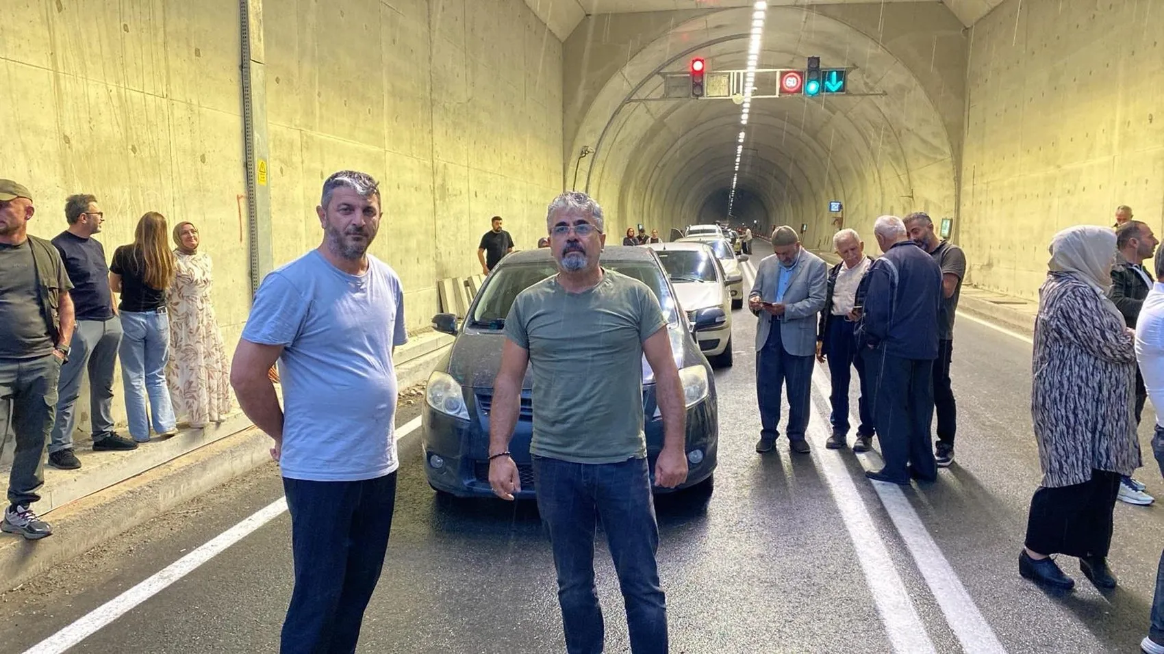 Erzurum'da aniden bastıran sağanak hayatı felç etti: Tünel çıkışında mahsur kaldılar